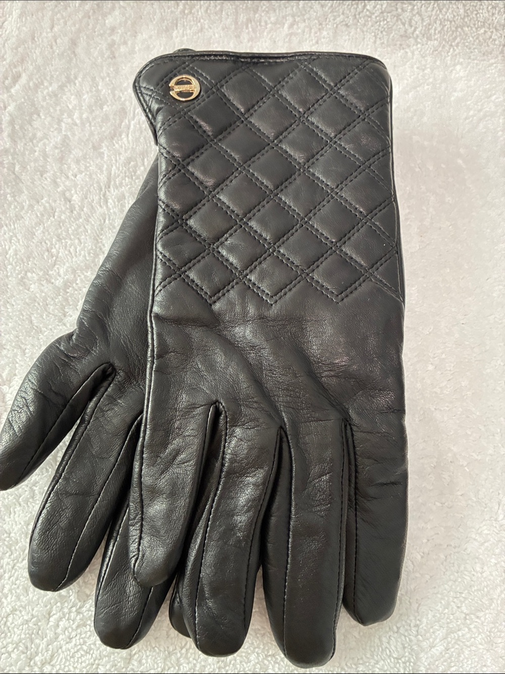 ELMA quilted leather gloves are a sleek, cold-weather accessory. Thinsulate - Picture 5 of 6